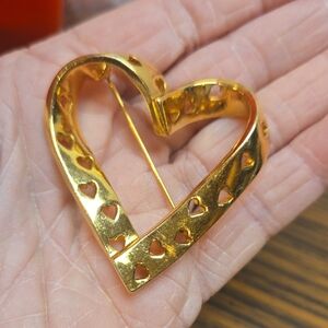 Elegant Gold Heart Brooch